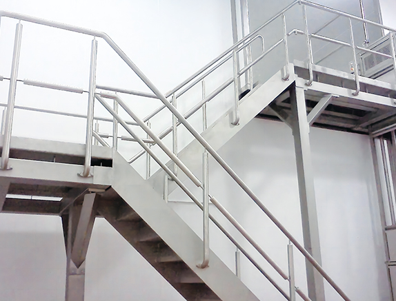STAINLESS STEEL STEP LADDER